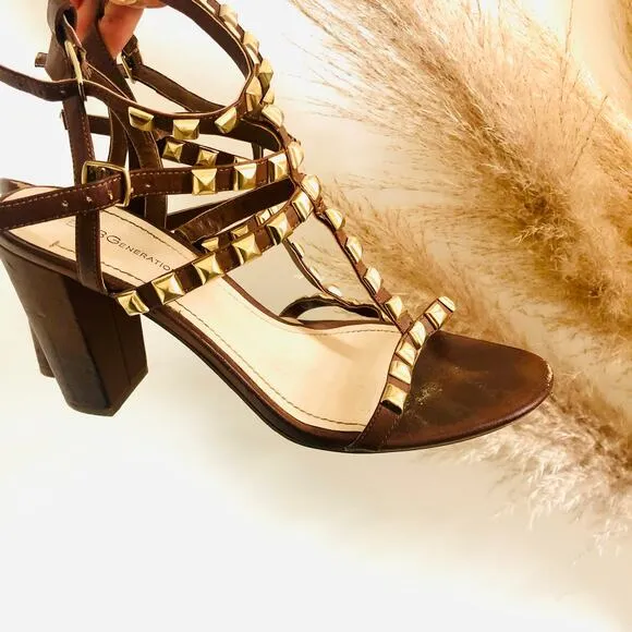 BCBG Brown Leather Gold Metal Studded T- Strap Strappy Sandals Chunky Heel 9
