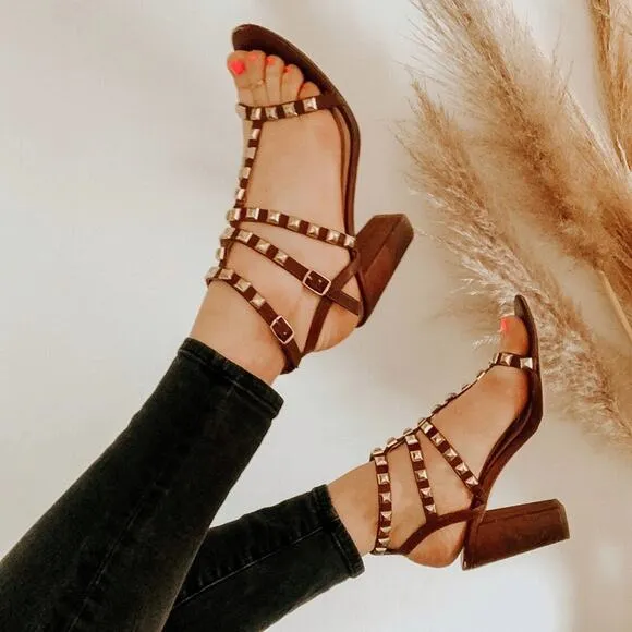 BCBG Brown Leather Gold Metal Studded T- Strap Strappy Sandals Chunky Heel 9