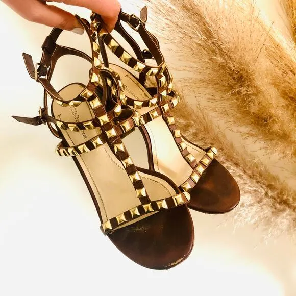 BCBG Brown Leather Gold Metal Studded T- Strap Strappy Sandals Chunky Heel 9