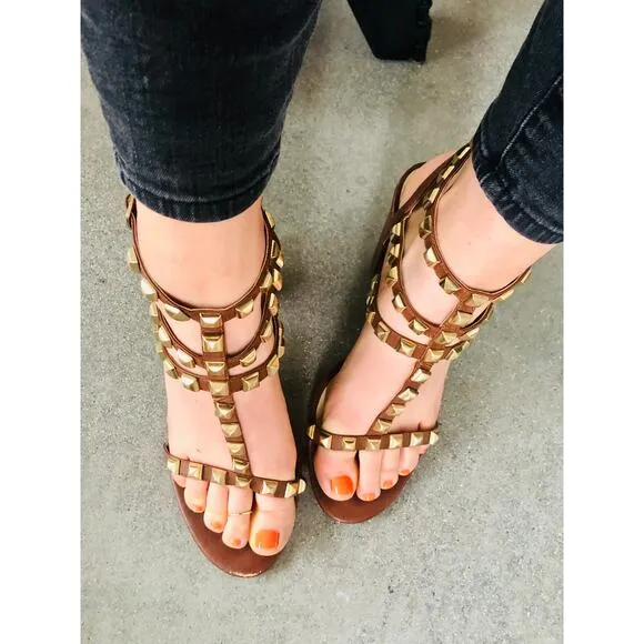 BCBG Brown Leather Gold Metal Studded T- Strap Strappy Sandals Chunky Heel 9
