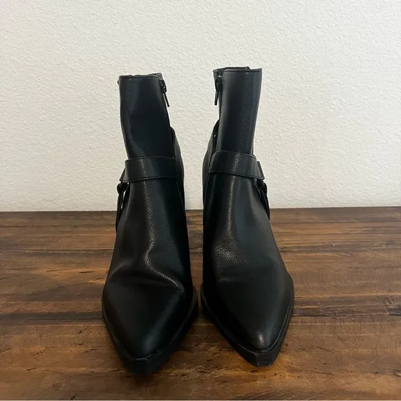 BCBGeneration Black Pointed-Toe Side-Zip Cassidy Western Booties. Size 9.