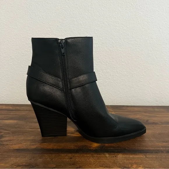 BCBGeneration Black Pointed-Toe Side-Zip Cassidy Western Booties. Size 9.