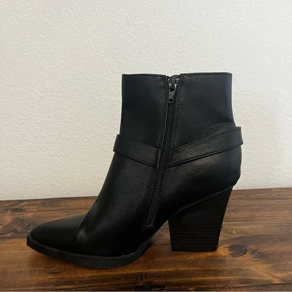 BCBGeneration Black Pointed-Toe Side-Zip Cassidy Western Booties. Size 9.