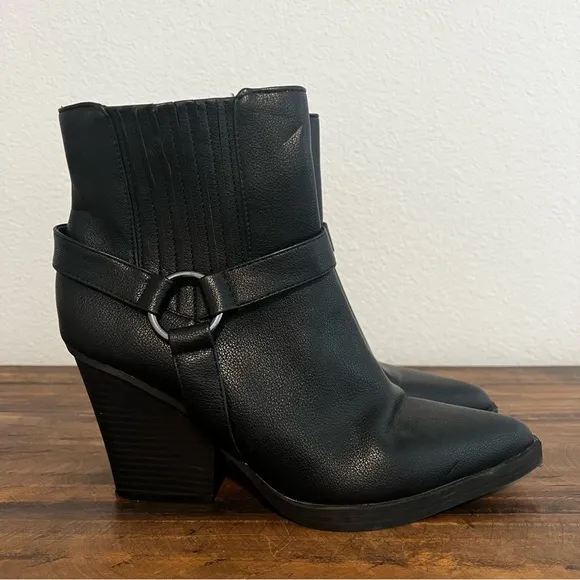 BCBGeneration Black Pointed-Toe Side-Zip Cassidy Western Booties. Size 9.