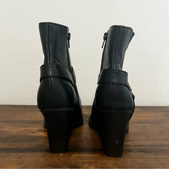 BCBGeneration Black Pointed-Toe Side-Zip Cassidy Western Booties. Size 9.