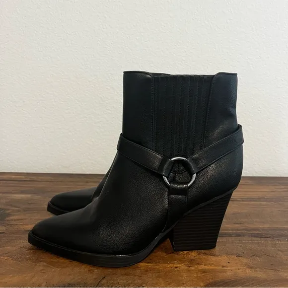 BCBGeneration Black Pointed-Toe Side-Zip Cassidy Western Booties. Size 9.