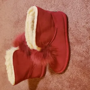 BearPaw Suede Sheepskin Pom Pom Boot with NeverWet in Red. 9.