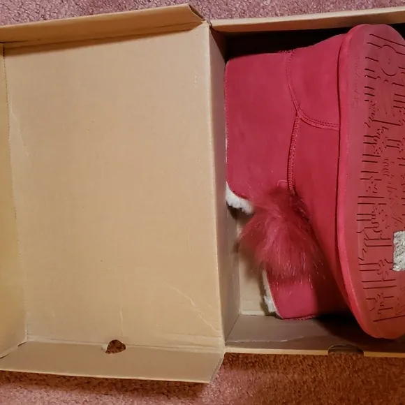 BearPaw Suede Sheepskin Pom Pom Boot with NeverWet in Red. 9.