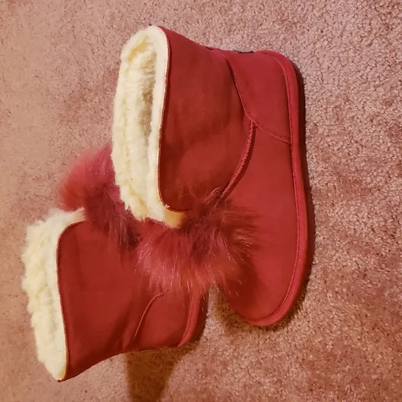 BearPaw Suede Sheepskin Pom Pom Boot with NeverWet in Red. 9.