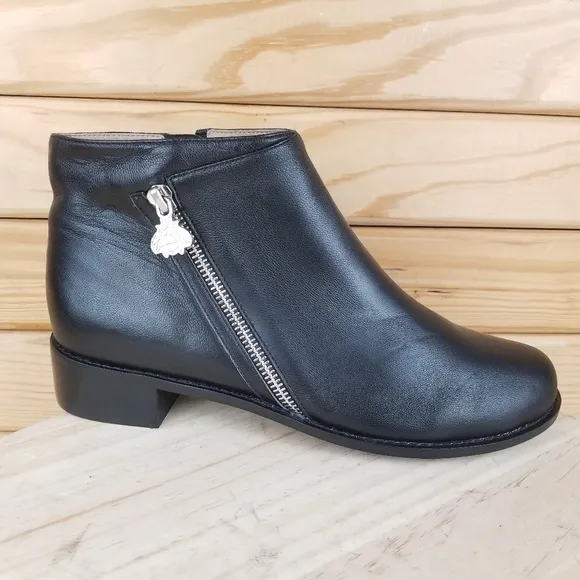 Bettye Muller 8.5 US Trinity Black Biker Leather Side Zip Booties Ankle Boot NEW