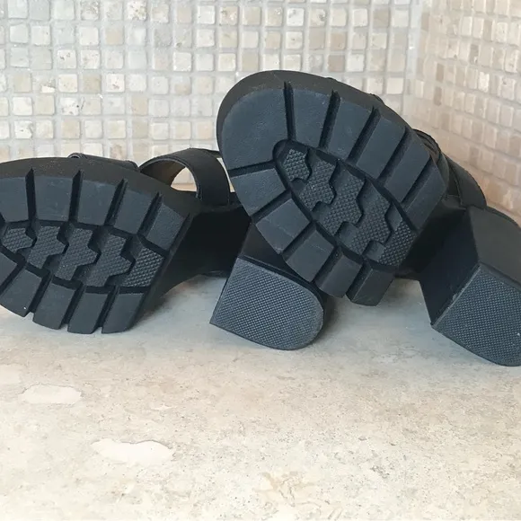 Black Platform Sandals with Chunky Heel and Adjustable Straps