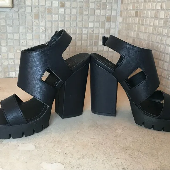 Black Platform Sandals with Chunky Heel and Adjustable Straps