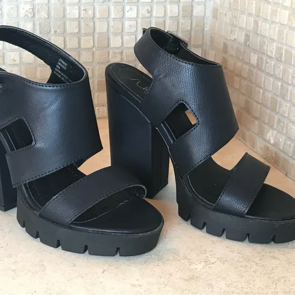 Black Platform Sandals with Chunky Heel and Adjustable Straps