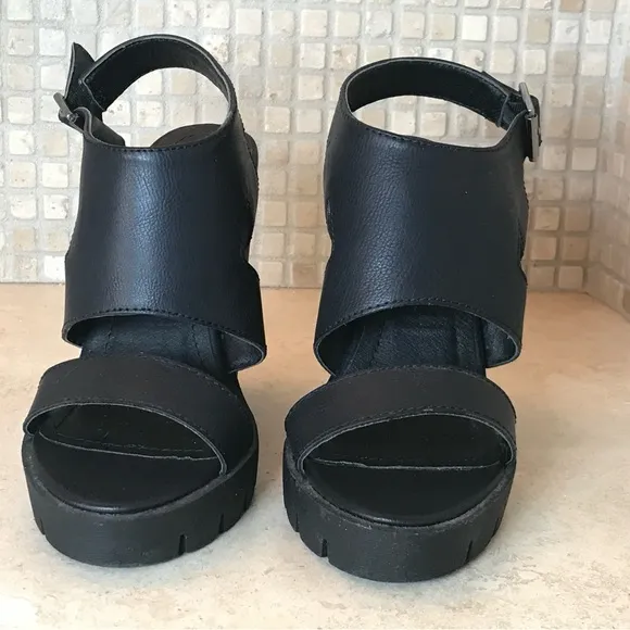 Black Platform Sandals with Chunky Heel and Adjustable Straps