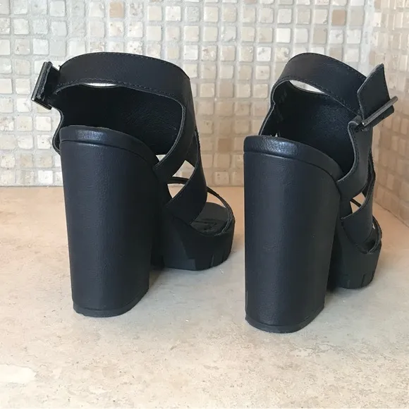Black Platform Sandals with Chunky Heel and Adjustable Straps