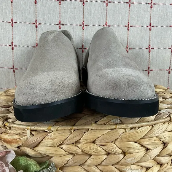 Blondo “Robin” Waterproof Beige Suede Flats Women’s Size 6 NWOT B6735 MSH