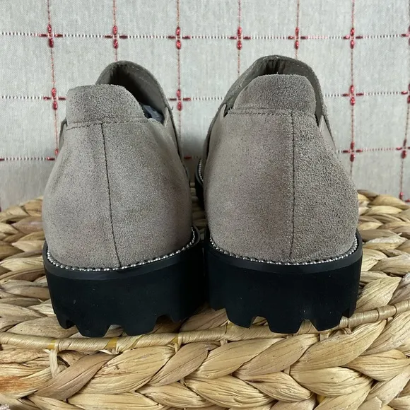 Blondo “Robin” Waterproof Beige Suede Flats Women’s Size 6 NWOT B6735 MSH