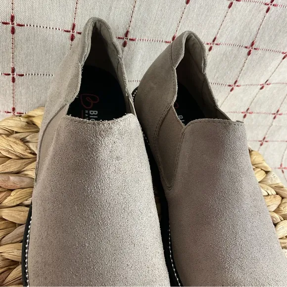 Blondo “Robin” Waterproof Beige Suede Flats Women’s Size 6 NWOT B6735 MSH