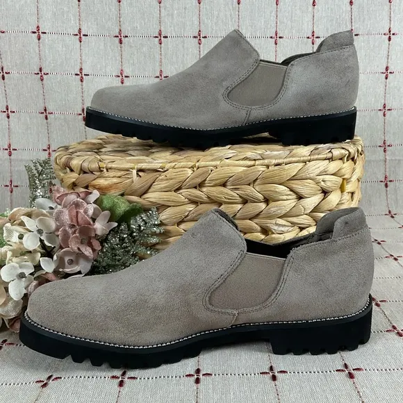 Blondo “Robin” Waterproof Beige Suede Flats Women’s Size 6 NWOT B6735 MSH