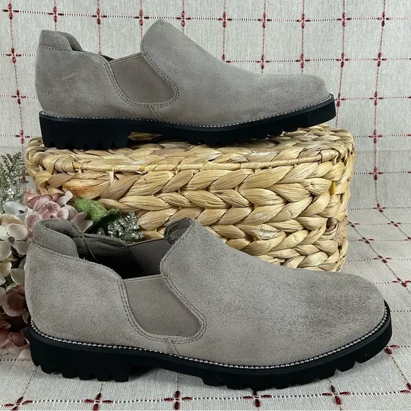 Blondo “Robin” Waterproof Beige Suede Flats Women’s Size 6 NWOT B6735 MSH
