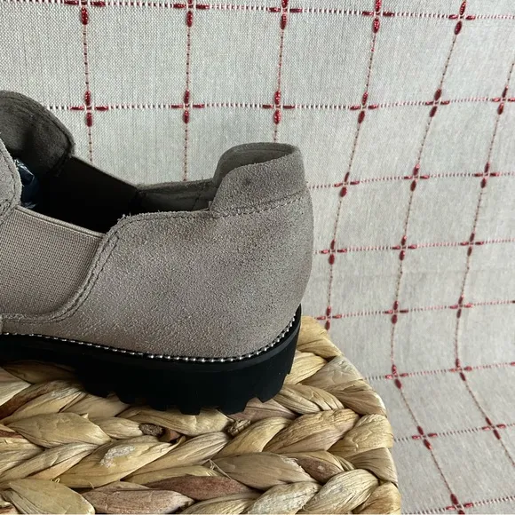 Blondo “Robin” Waterproof Beige Suede Flats Women’s Size 6 NWOT B6735 MSH