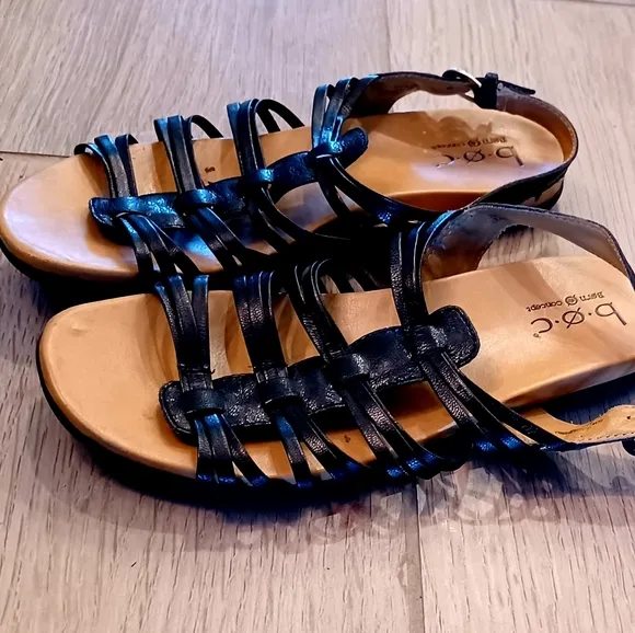 BOC BORN Black Strappy Flat Leather Upper Sandals Size 7M