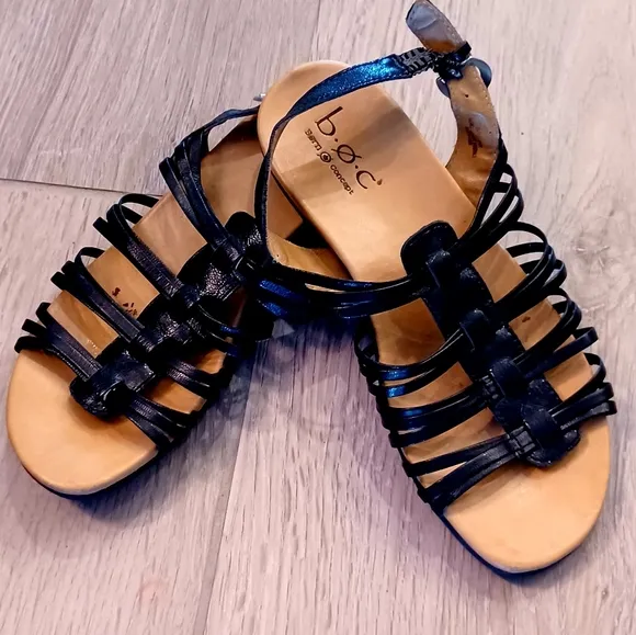 BOC BORN Black Strappy Flat Leather Upper Sandals Size 7M
