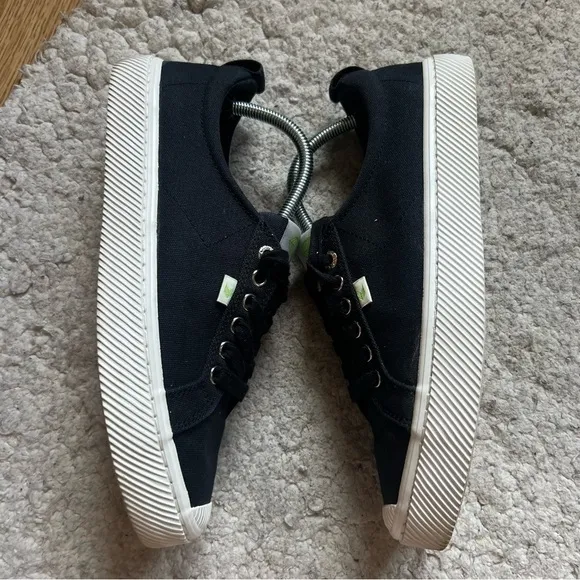 Cariuma Low Oca Black Canvas Lace-Up Unisex Sneakers Size 9.5 M / 11 W