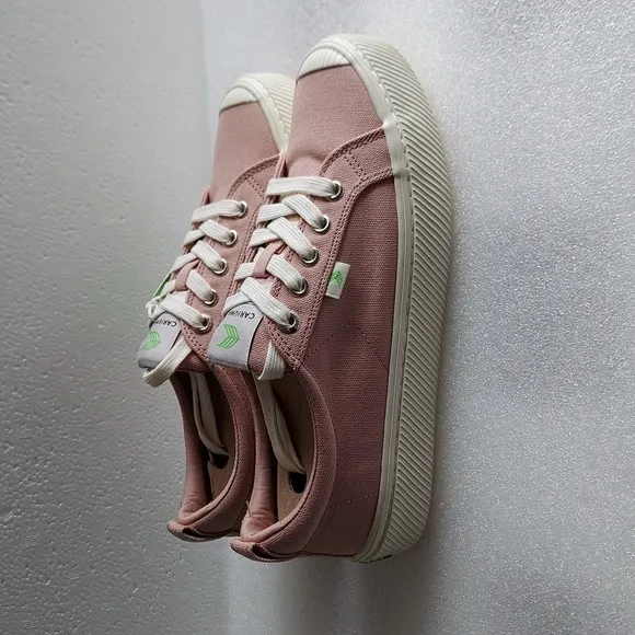 Cariuma Mens Size 6 OCA Low Canvas Sneakers Rose