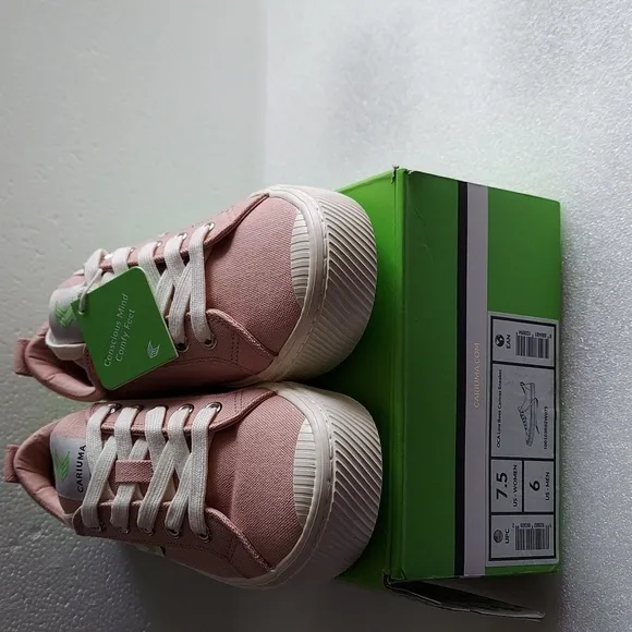 Cariuma Mens Size 6 OCA Low Canvas Sneakers Rose