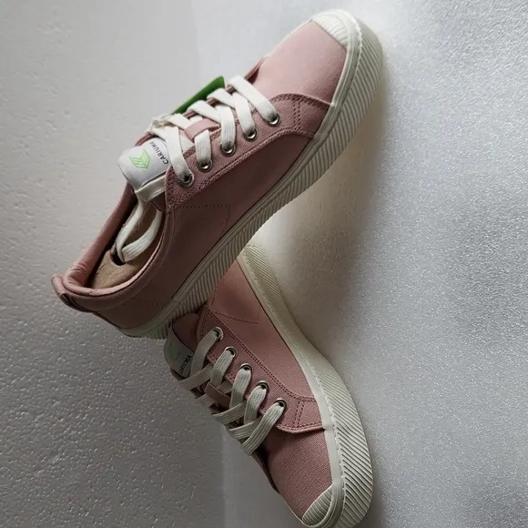 Cariuma Mens Size 6 OCA Low Canvas Sneakers Rose
