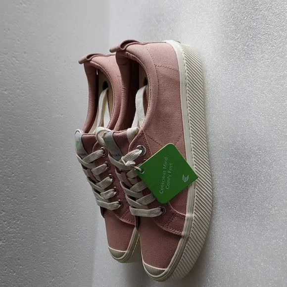 Cariuma Mens Size 6 OCA Low Canvas Sneakers Rose