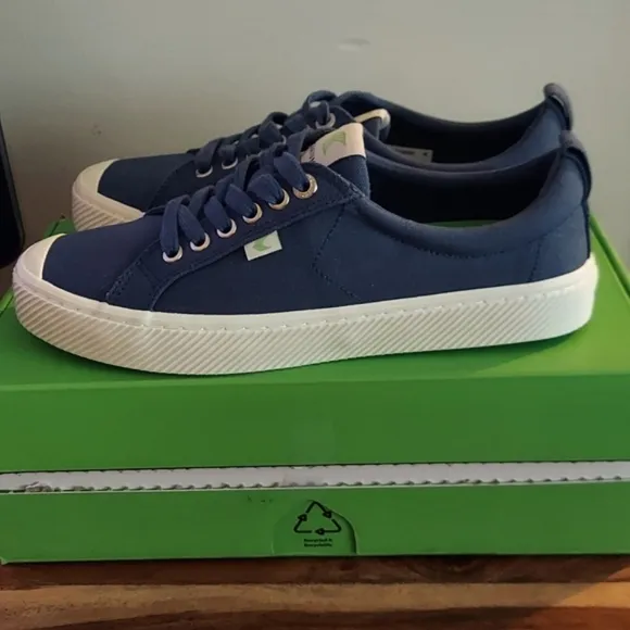 Cariuma Mens Size 8 OCA Low Canvas Sneakers Blue