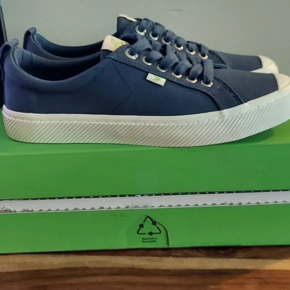 Cariuma Mens Size 8 OCA Low Canvas Sneakers Blue