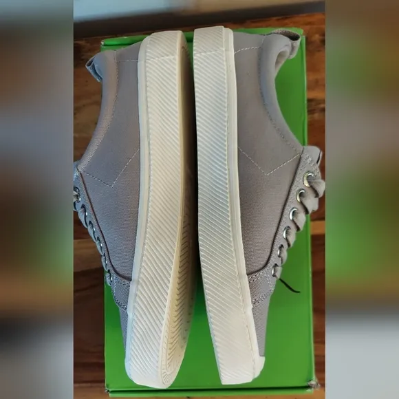 Cariuma Womens Size 9.5 OCA Low Canvas Sneakers Gray