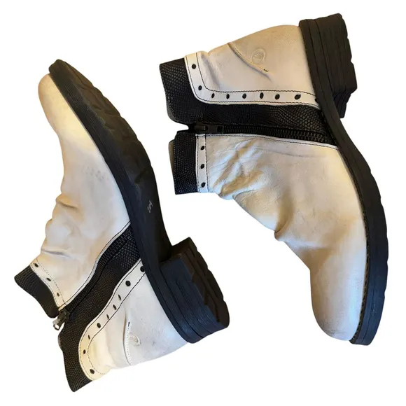 Casta Ronda Boot Side Zip Ankle Boot-Off White Black Distressed Size 11 NWOB