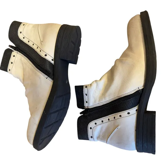 Casta Ronda Boot Side Zip Ankle Boot-Off White Black Distressed Size 11 NWOB