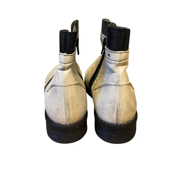 Casta Ronda Boot Side Zip Ankle Boot-Off White Black Distressed Size 11 NWOB