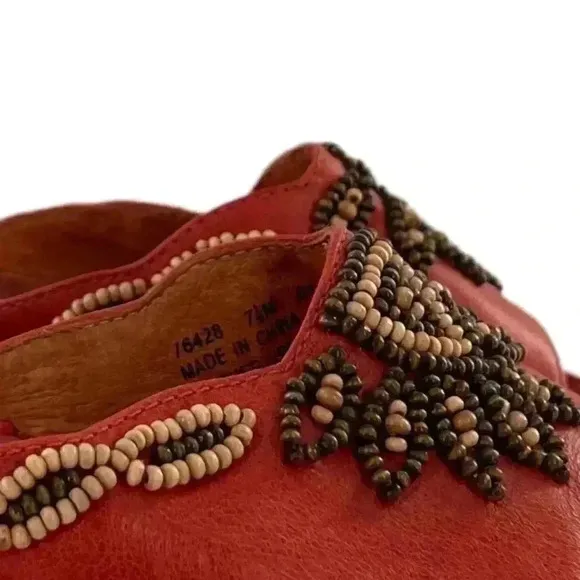 Clarks Artisan sandals size 7.5 coral leather beaded coastal granny slides