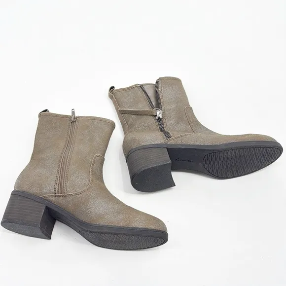 Clarks Nevella Devon Metallic Suede Boots Dark Taupe Size 8 NWOT size Zipper