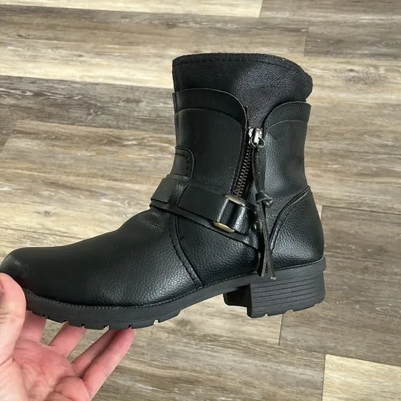 Clarks Riddle Avant Black leather Ankle Boots moto comfort size 8.5 tassels