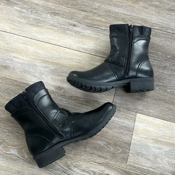 Clarks Riddle Avant Black leather Ankle Boots moto comfort size 8.5 tassels
