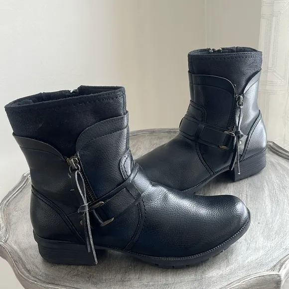 Clarks Riddle Avant Black leather Ankle Boots moto comfort size 8.5 tassels