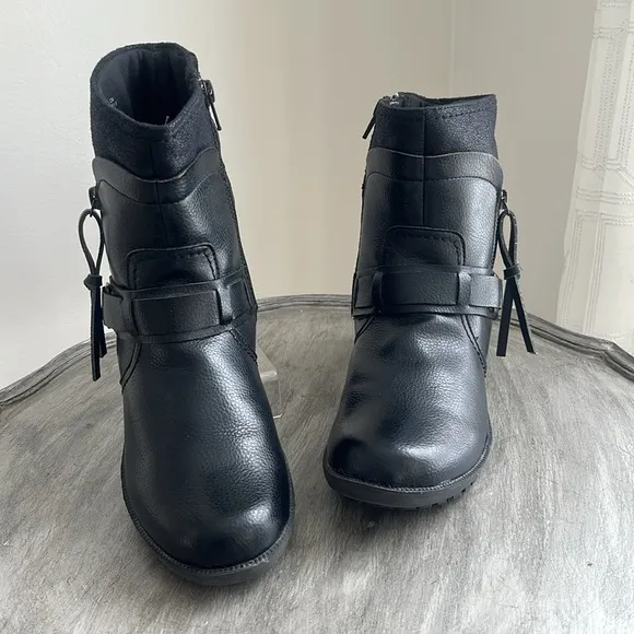 Clarks Riddle Avant Black leather Ankle Boots moto comfort size 8.5 tassels
