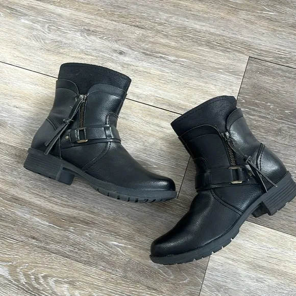 Clarks Riddle Avant Black leather Ankle Boots moto comfort size 8.5 tassels