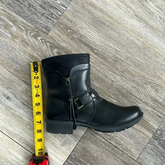 Clarks Riddle Avant Black leather Ankle Boots moto comfort size 8.5 tassels