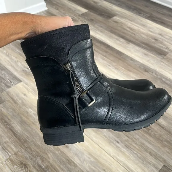Clarks Riddle Avant Black leather Ankle Boots moto comfort size 8.5 tassels