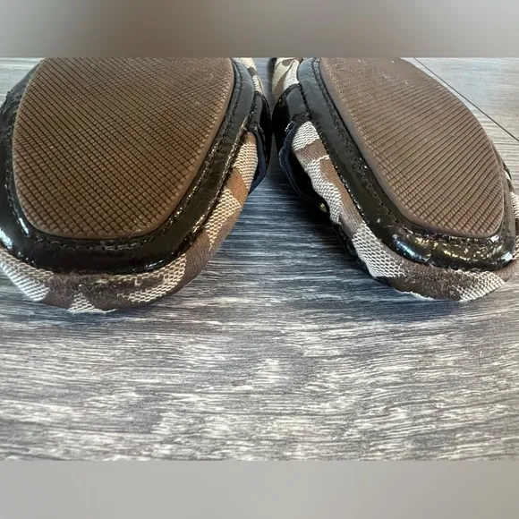 Coach Hellen 'C' logo driving buckle loafers in brown canvas/patent. Size 8.5