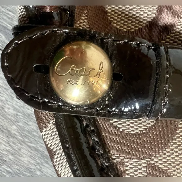 Coach Hellen 'C' logo driving buckle loafers in brown canvas/patent. Size 8.5