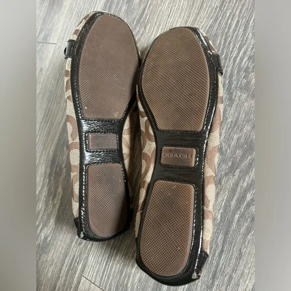 Coach Hellen 'C' logo driving buckle loafers in brown canvas/patent. Size 8.5